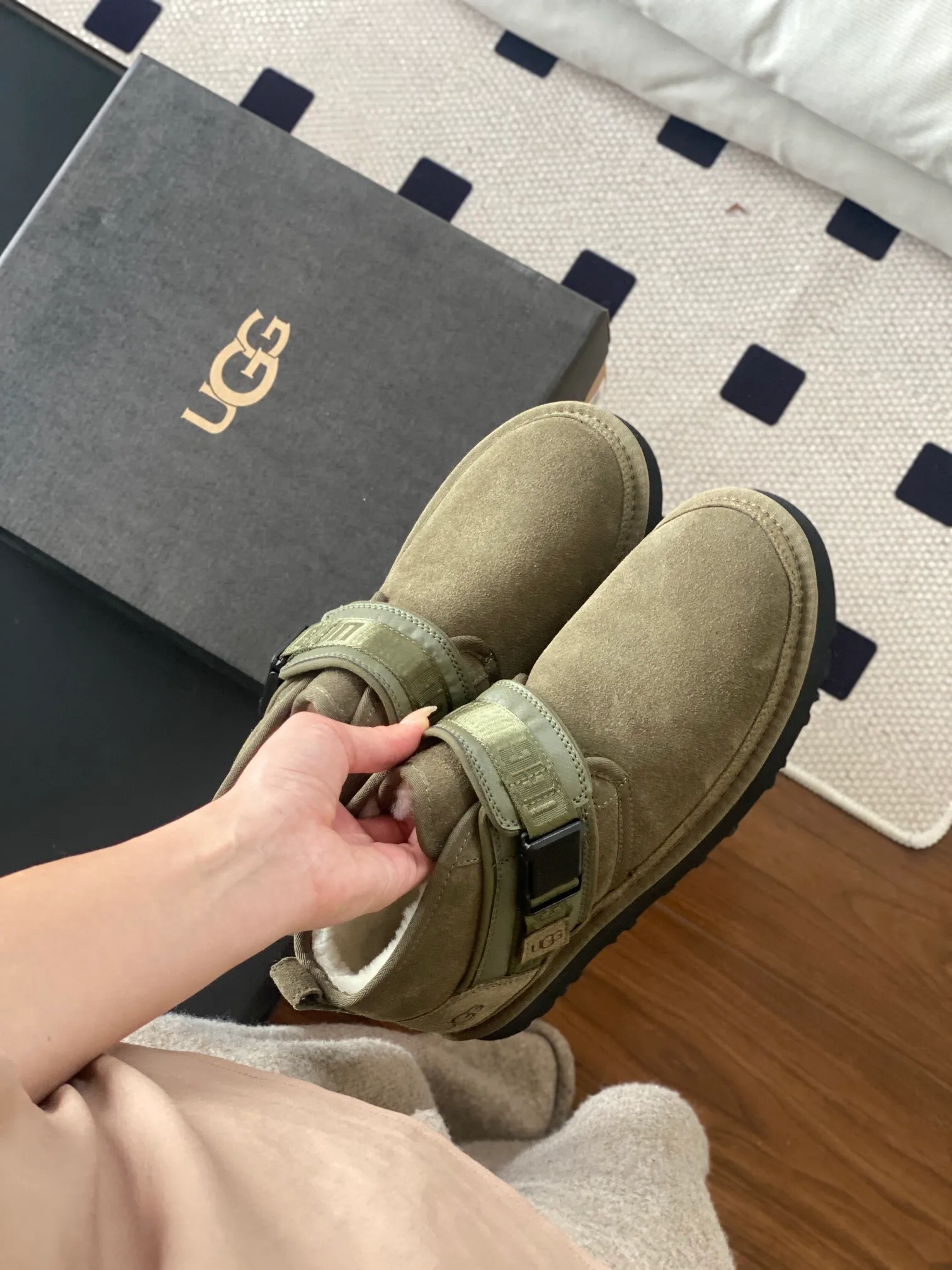 [UGG] P: 580💰 Men's model. Size: 39-44 UGG men's snow boots and wool shoes. The most popular style is now available, Neumel Snapback (buckle style). Material: cowhide➕sheep fur. Outsole: rubber (light wing technology) light! light! light! Super waterproof and available in 3⃣️ colors.